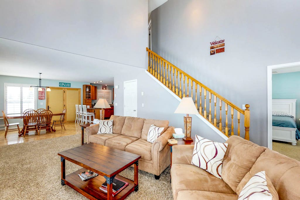 Secluded Country Home: Deck & Mountain Views