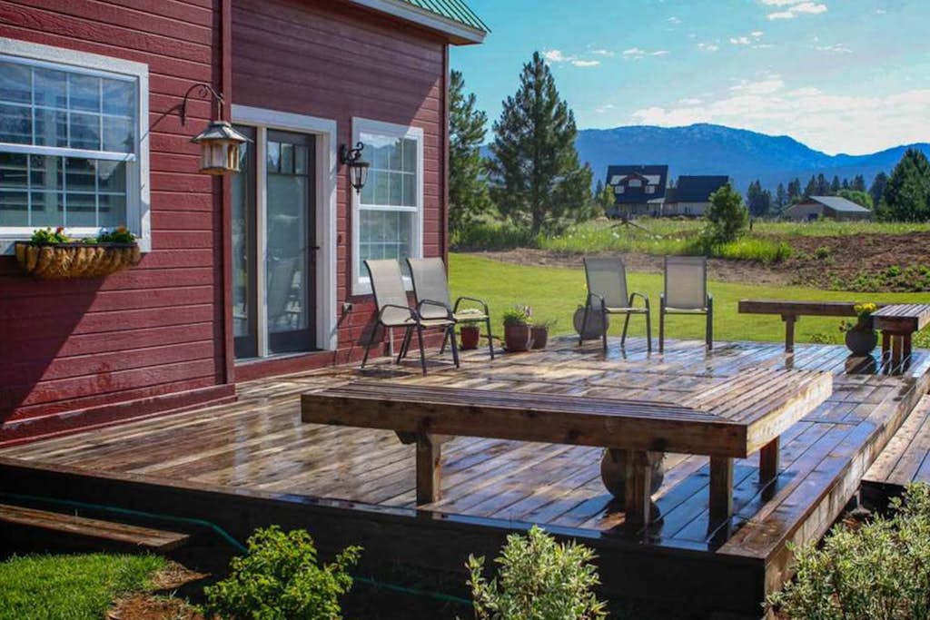 Secluded Country Home: Deck & Mountain Views