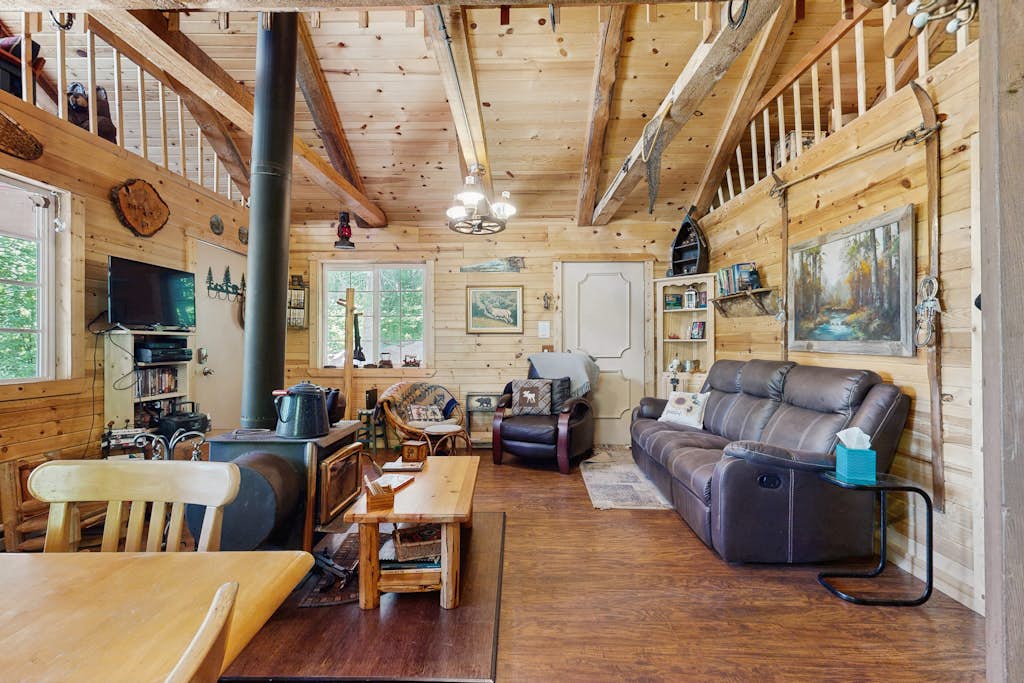 Peaceful Cabin Near Cascade Lake & Stream