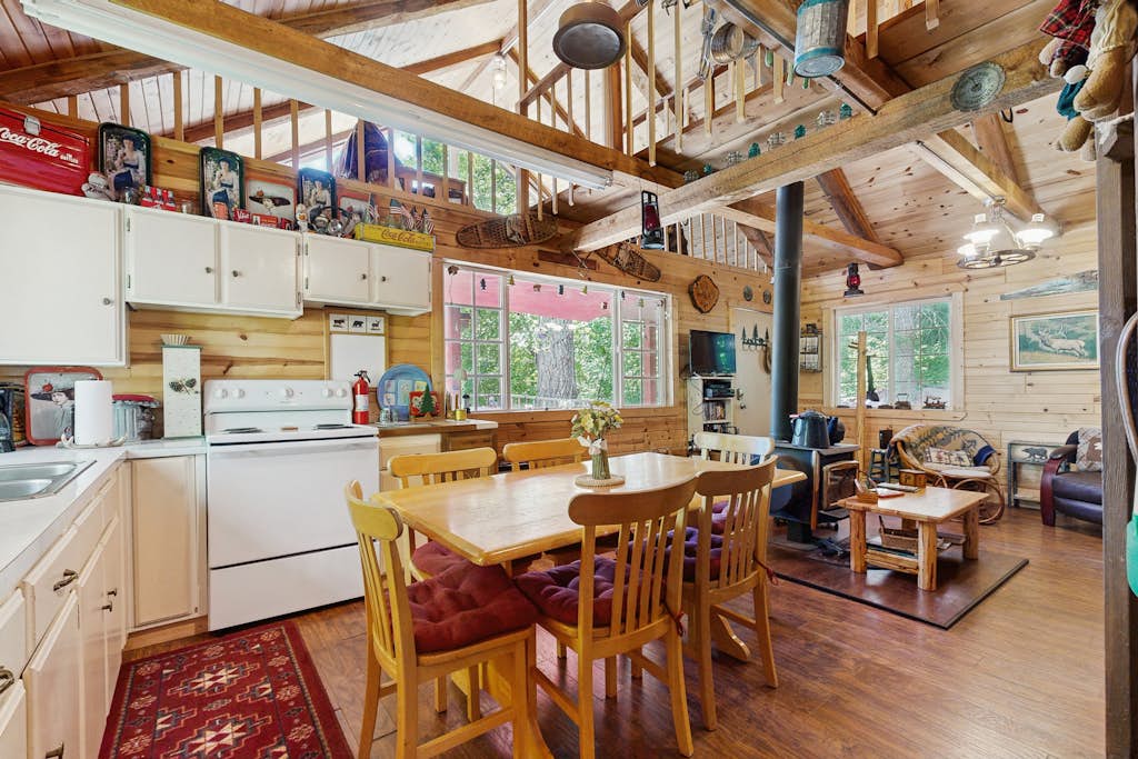 Peaceful Cabin Near Cascade Lake & Stream
