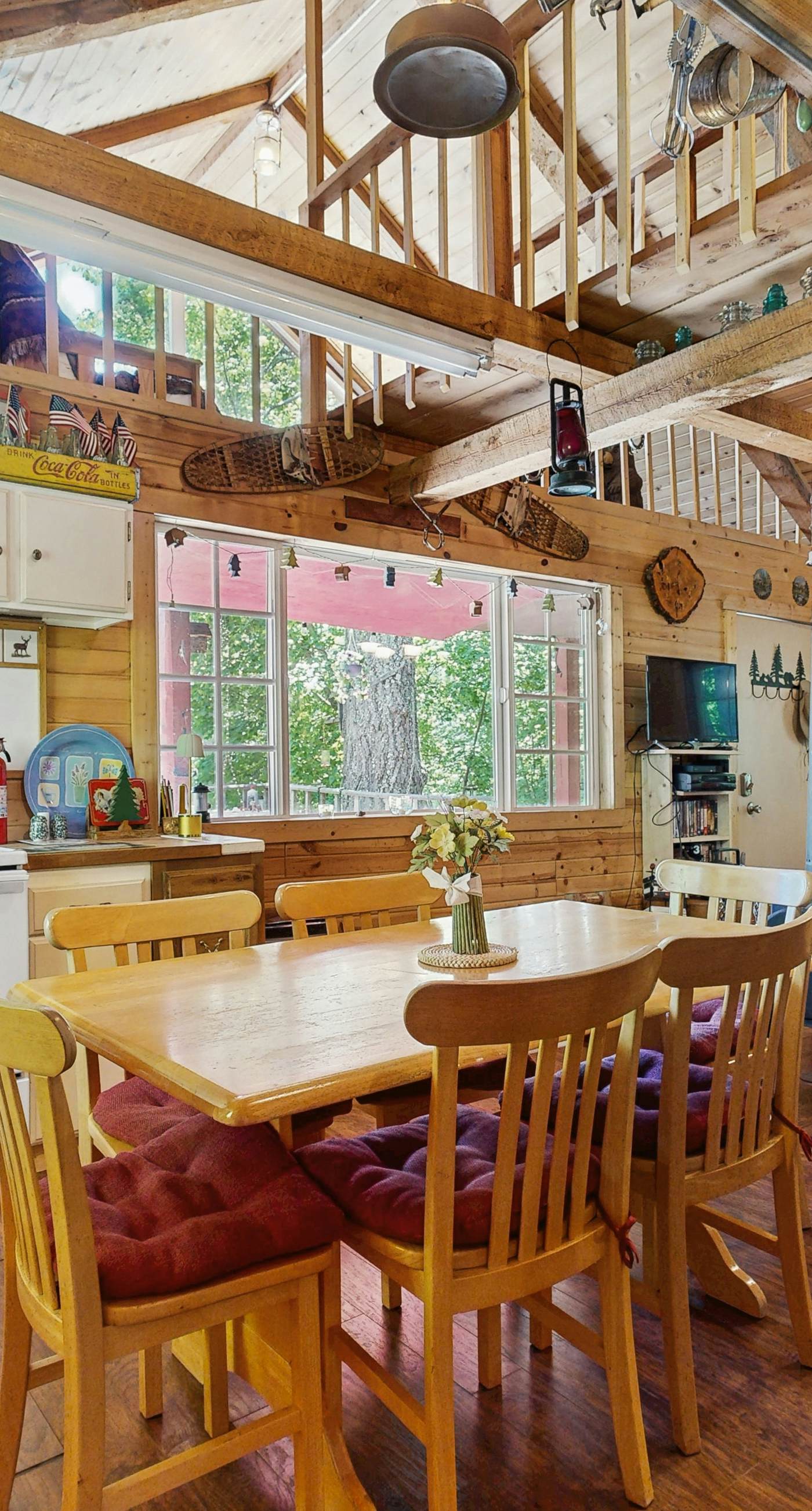 Peaceful Cabin Near Cascade Lake & Stream