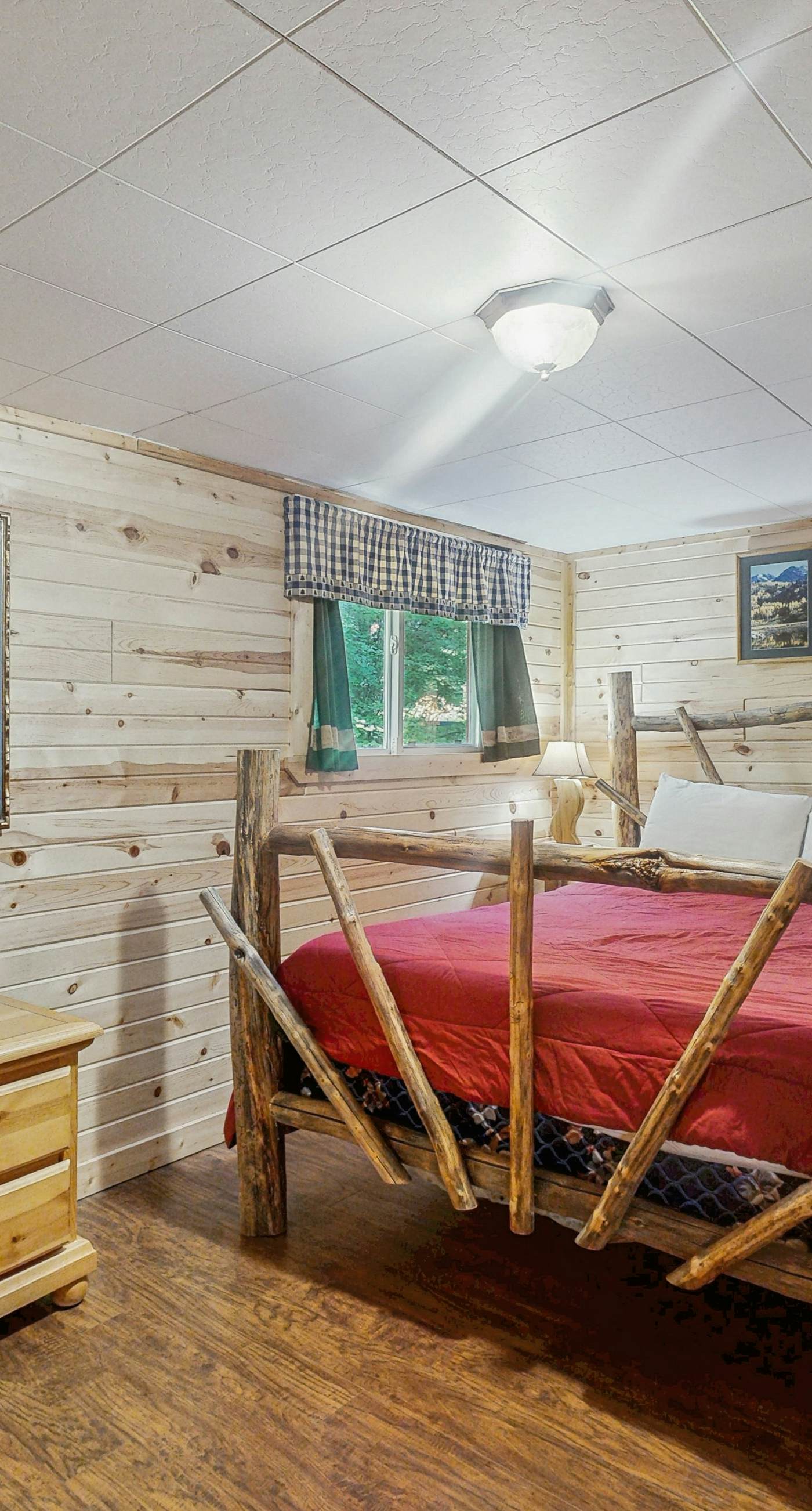 Peaceful Cabin Near Cascade Lake & Stream