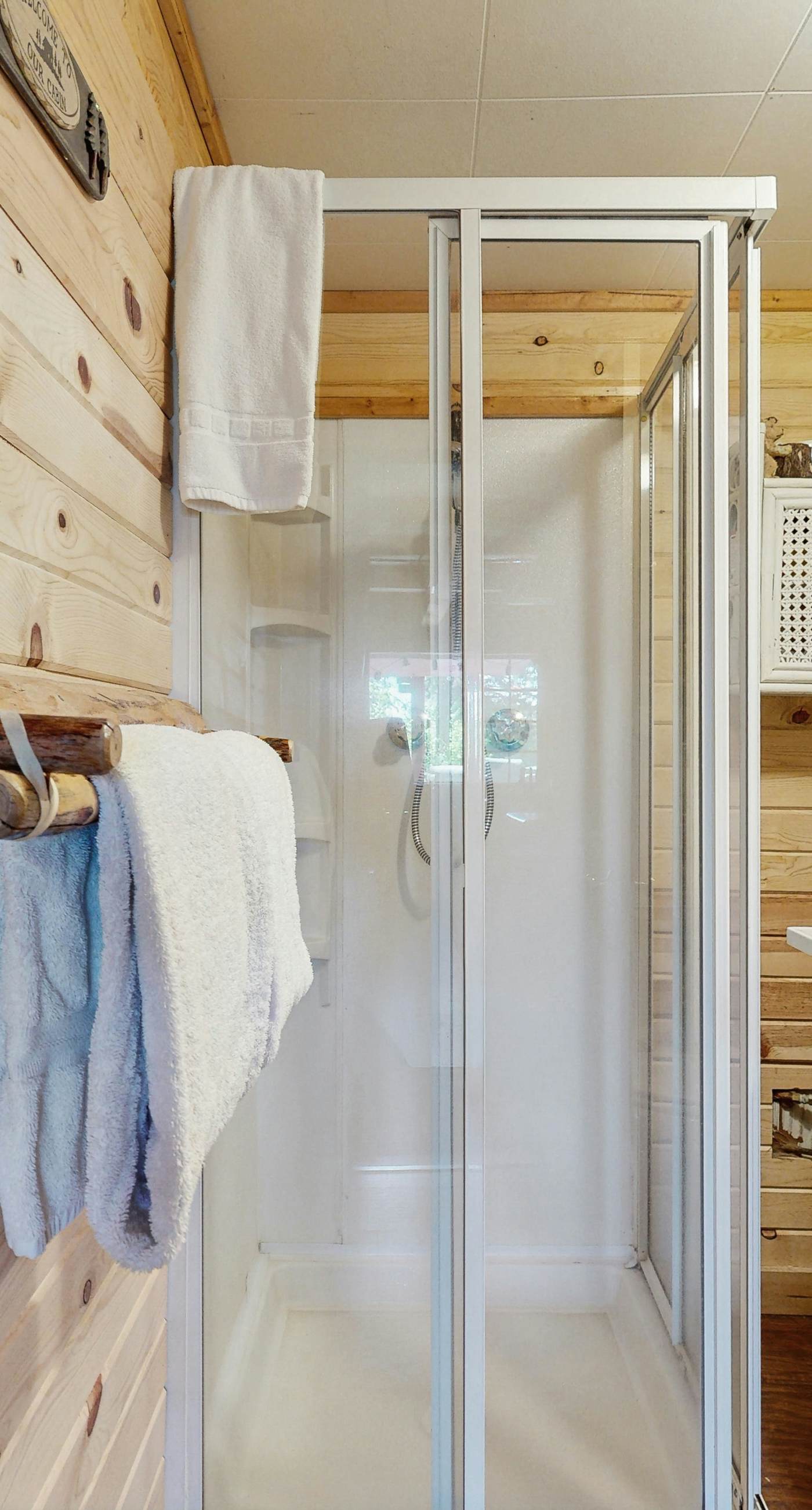 Peaceful Cabin Near Cascade Lake & Stream