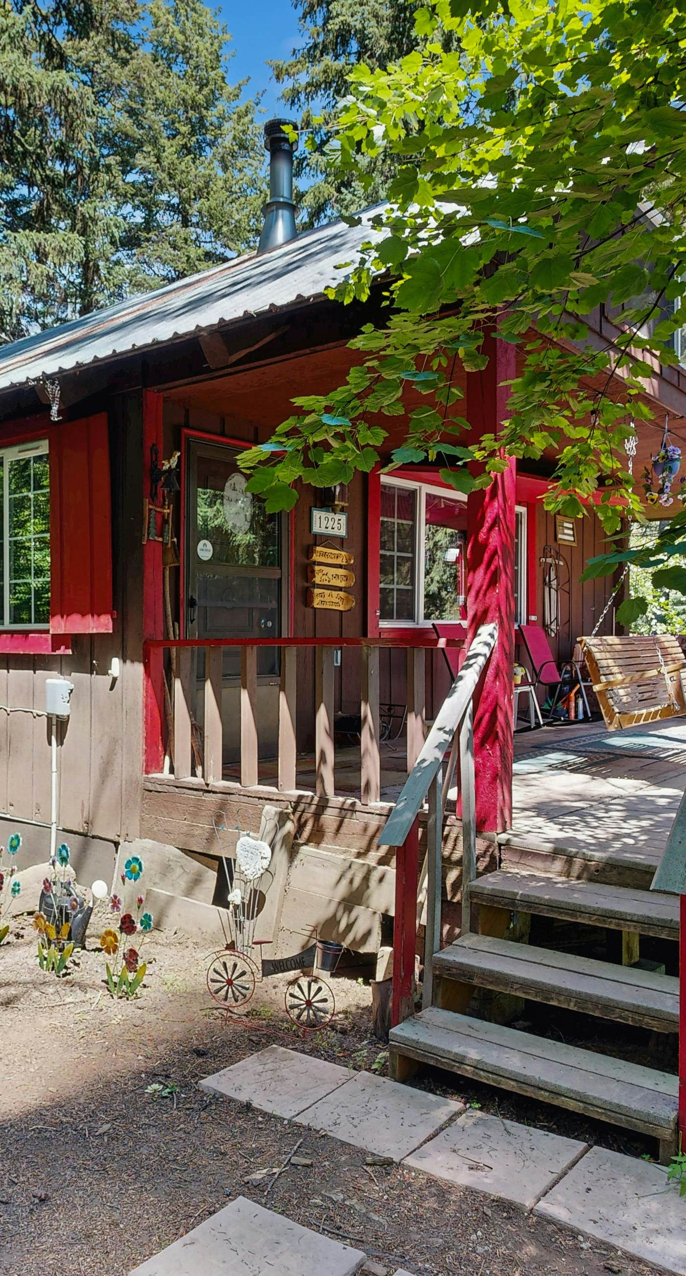 Peaceful Cabin Near Cascade Lake & Stream
