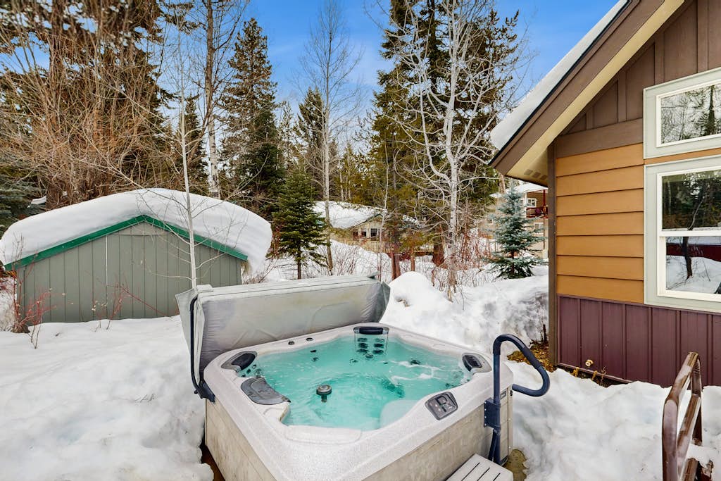 Stunning Lake Home: Hot Tub, Deck & Office