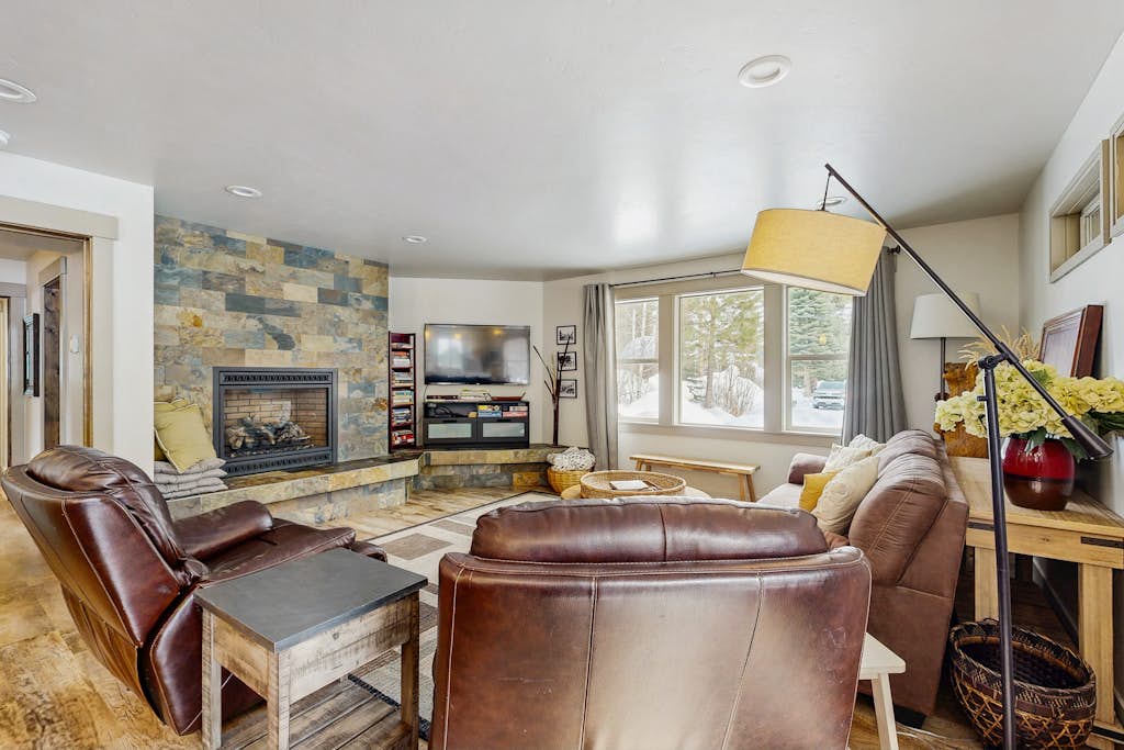 Stunning Lake Home: Hot Tub, Deck & Office