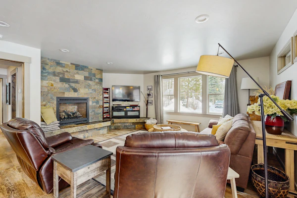 Stunning Lake Home: Hot Tub, Deck & Office