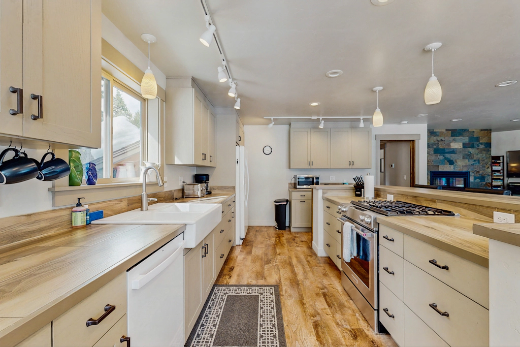 Stunning Home Hot Tub, Deck & Office