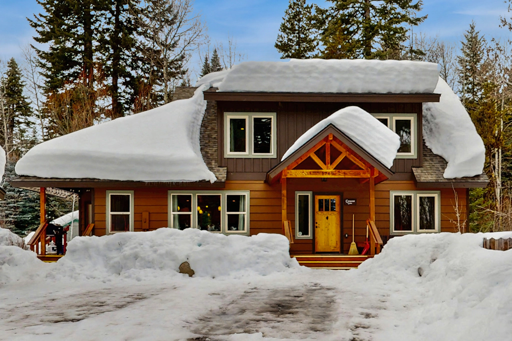 Stunning Lake Home: Hot Tub, Deck & Office