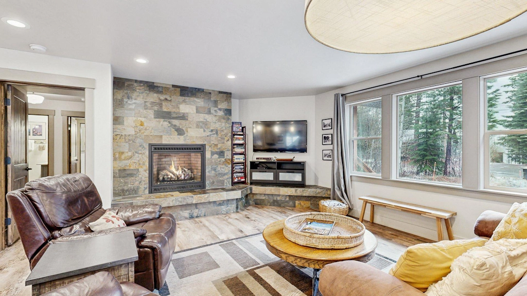 Sunny McCall Retreat | Hot Tub, Deck & Office