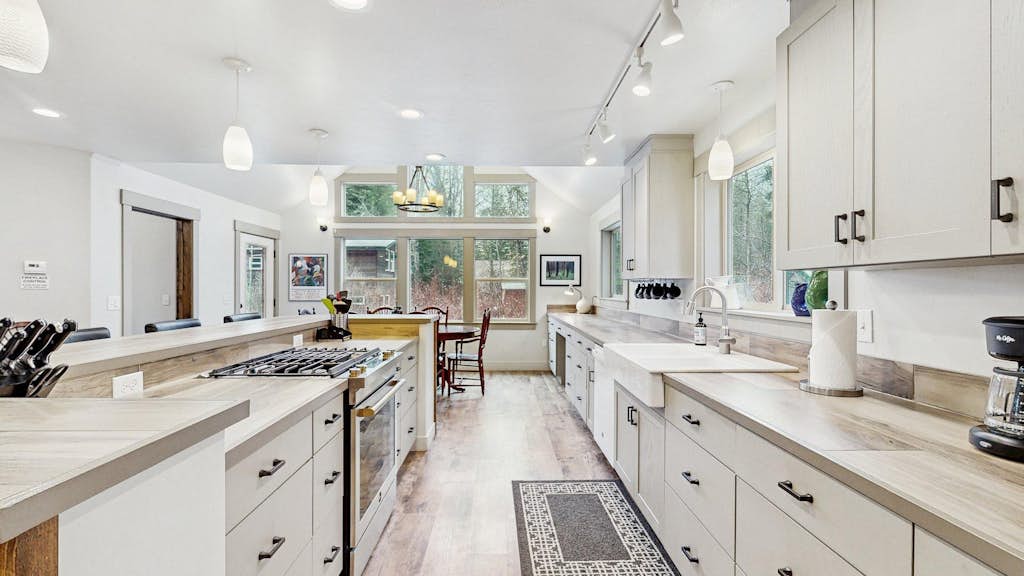 Sunny McCall Retreat | Hot Tub, Deck & Office