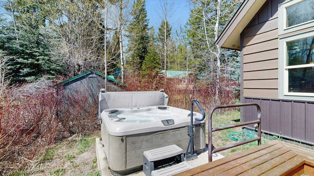 Sunny McCall Retreat | Hot Tub, Deck & Office