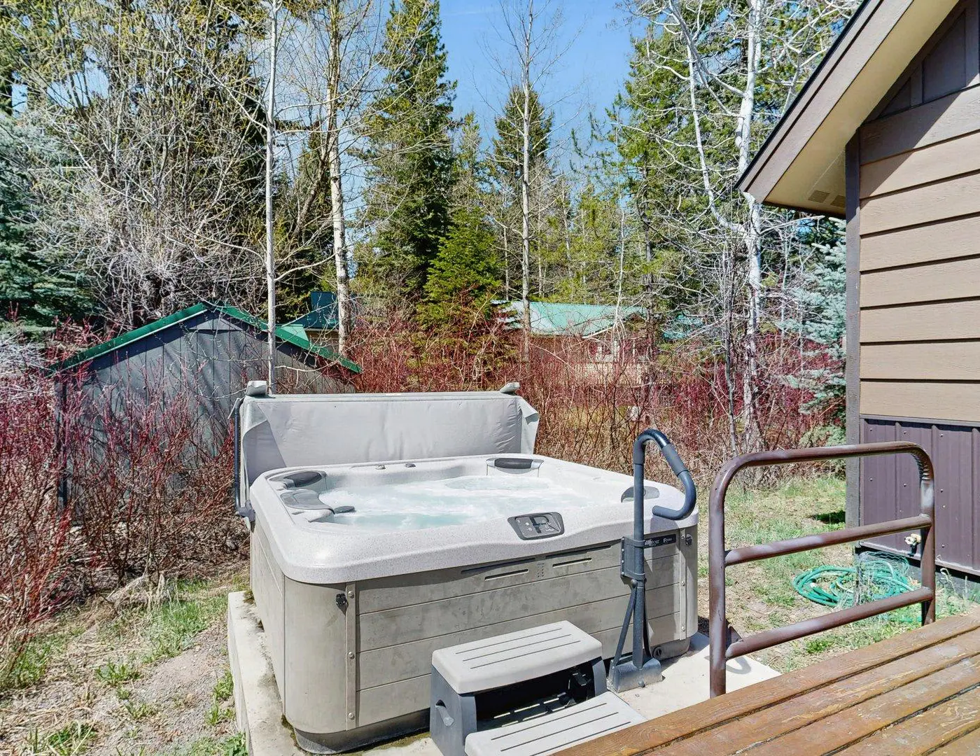 Sunny McCall Retreat | Hot Tub, Deck & Office