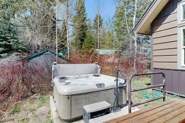 Sunny McCall Retreat | Hot Tub, Deck & Office
