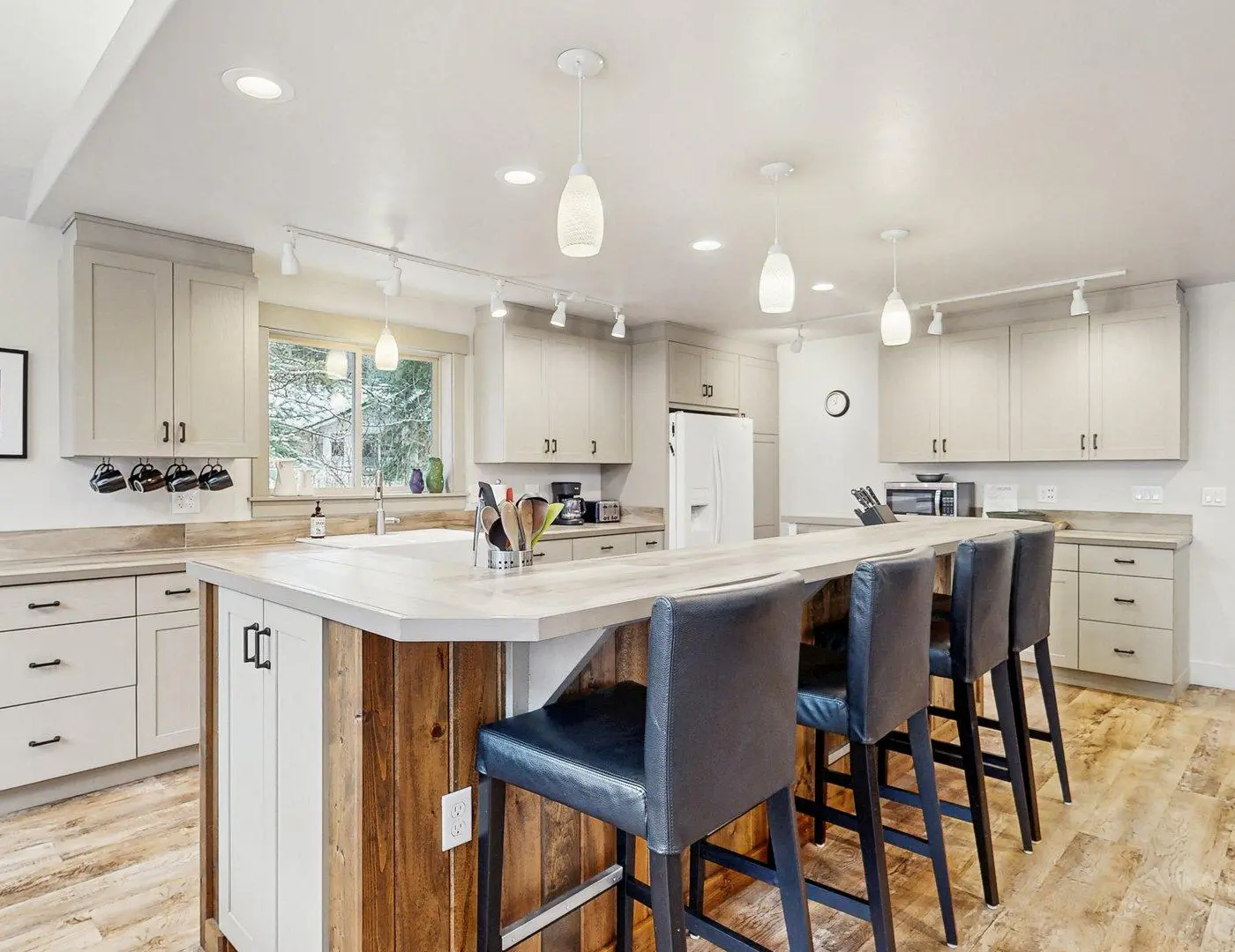 Sunny McCall Retreat | Hot Tub, Deck & Office