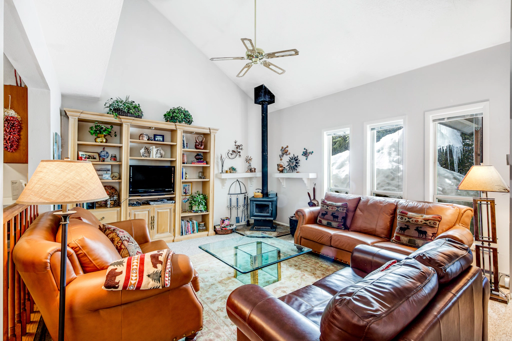 Lakefront McCall Retreat with Sunroom & Tub