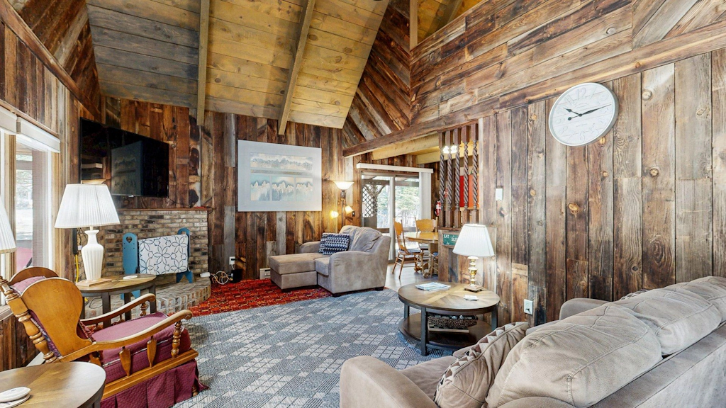 McCall Log Cabin, NearDowntown, Trailer Parking