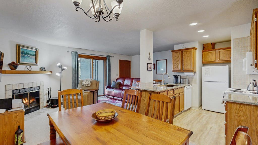 Downtown McCall Condo | Fireplace + Balcony