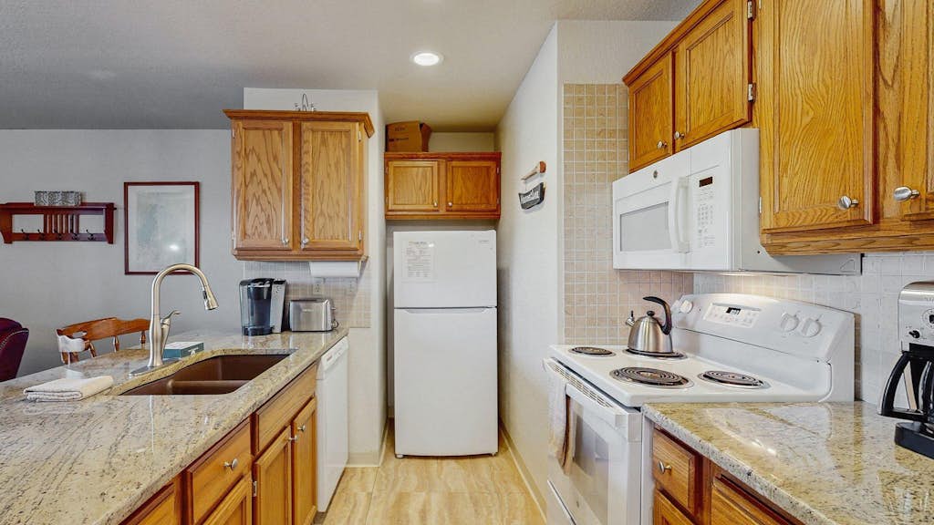 Downtown McCall Condo | Fireplace + Balcony