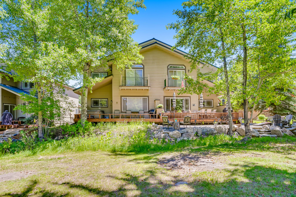 McCall Home with Hot Tub | Golf Course Views