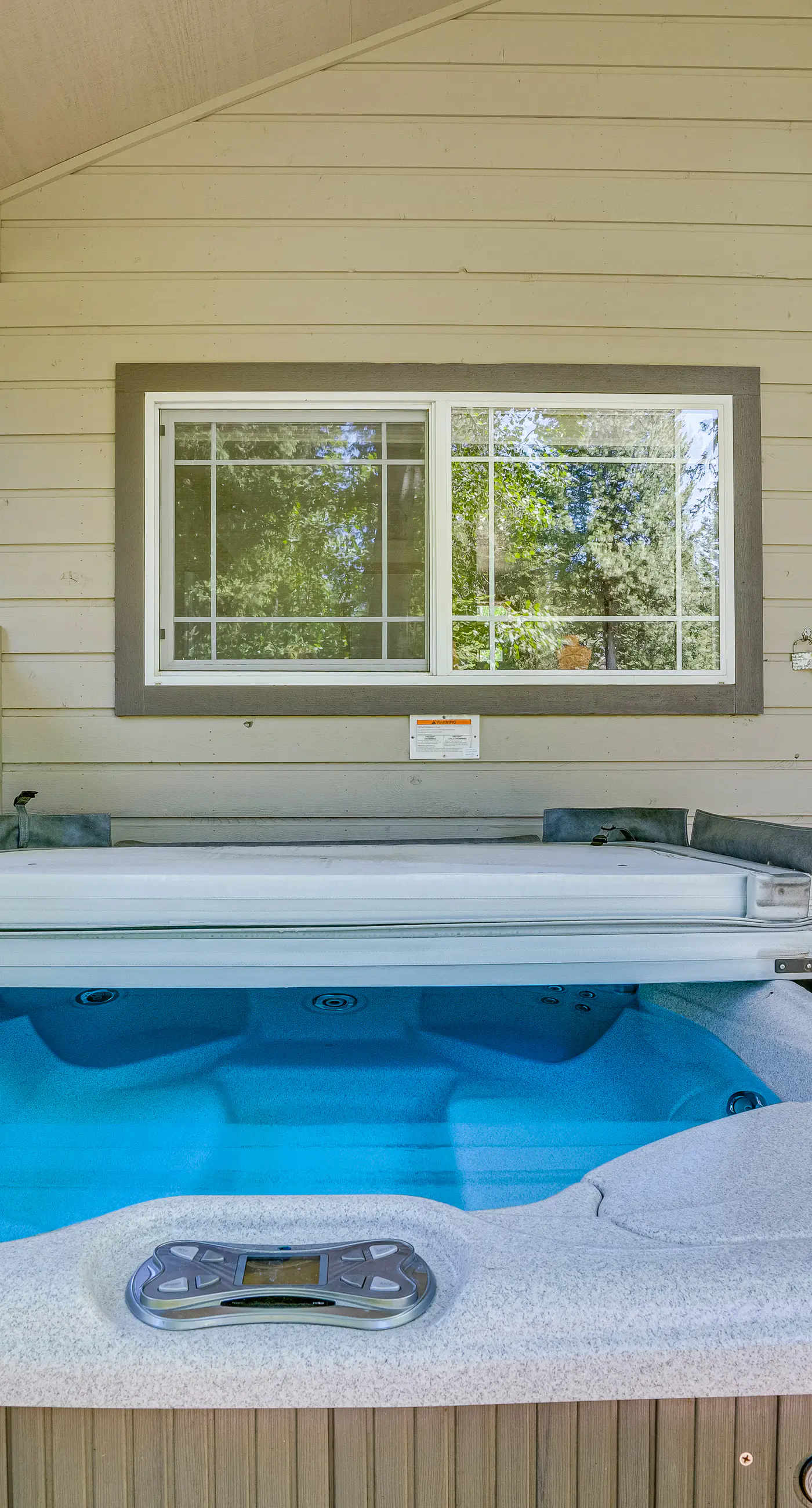 McCall Home with Hot Tub Golf Course Views