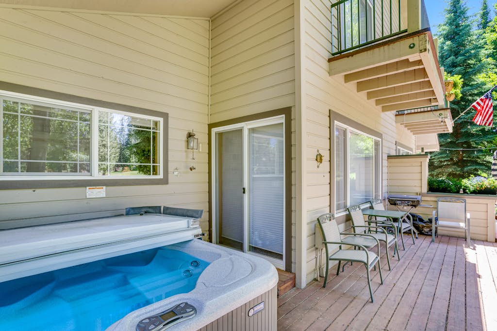 McCall Golf Retreat | Hot Tub & Fairway Views