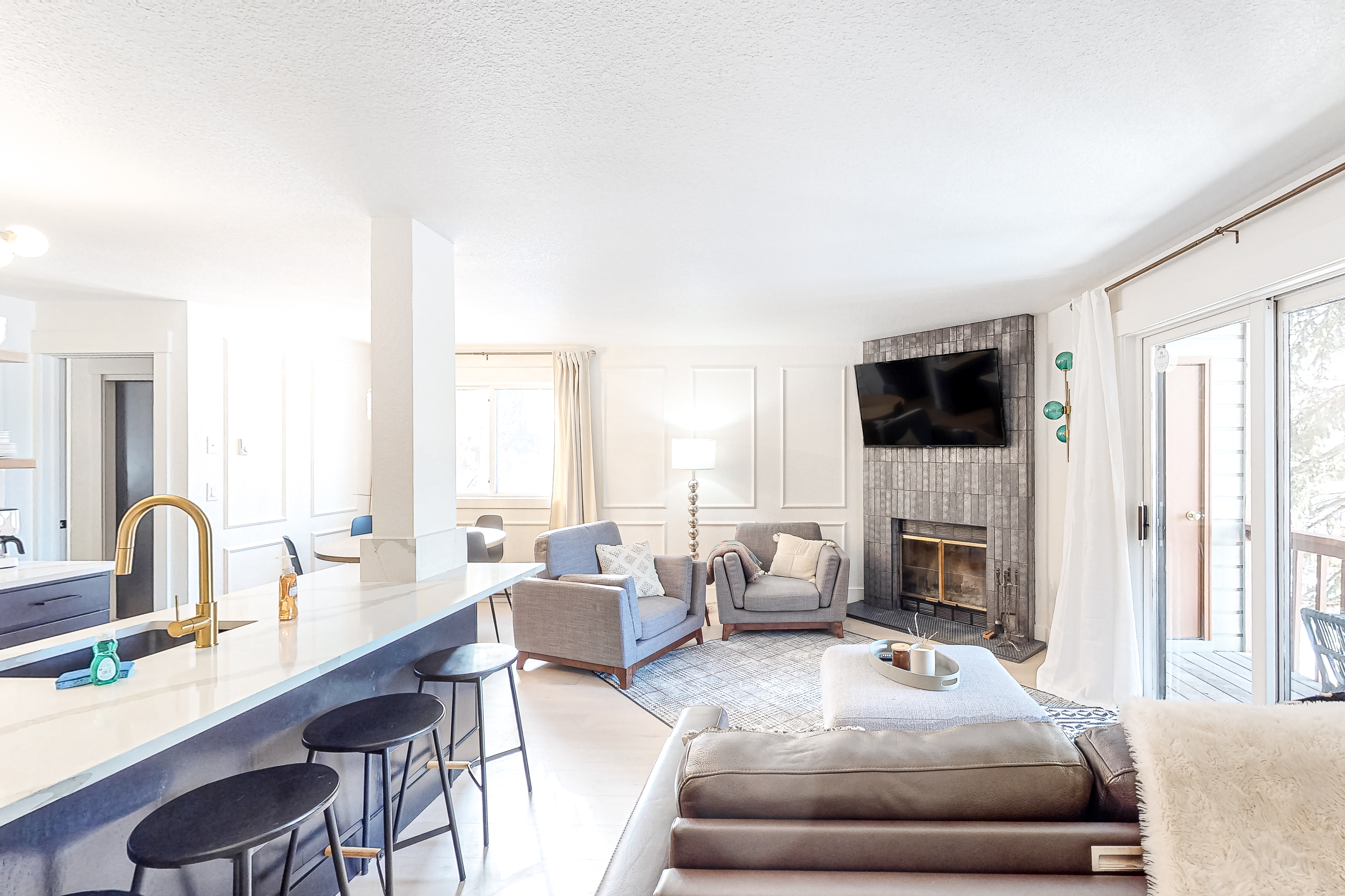 McCall Condo Near Lake | Balcony & Fireplace