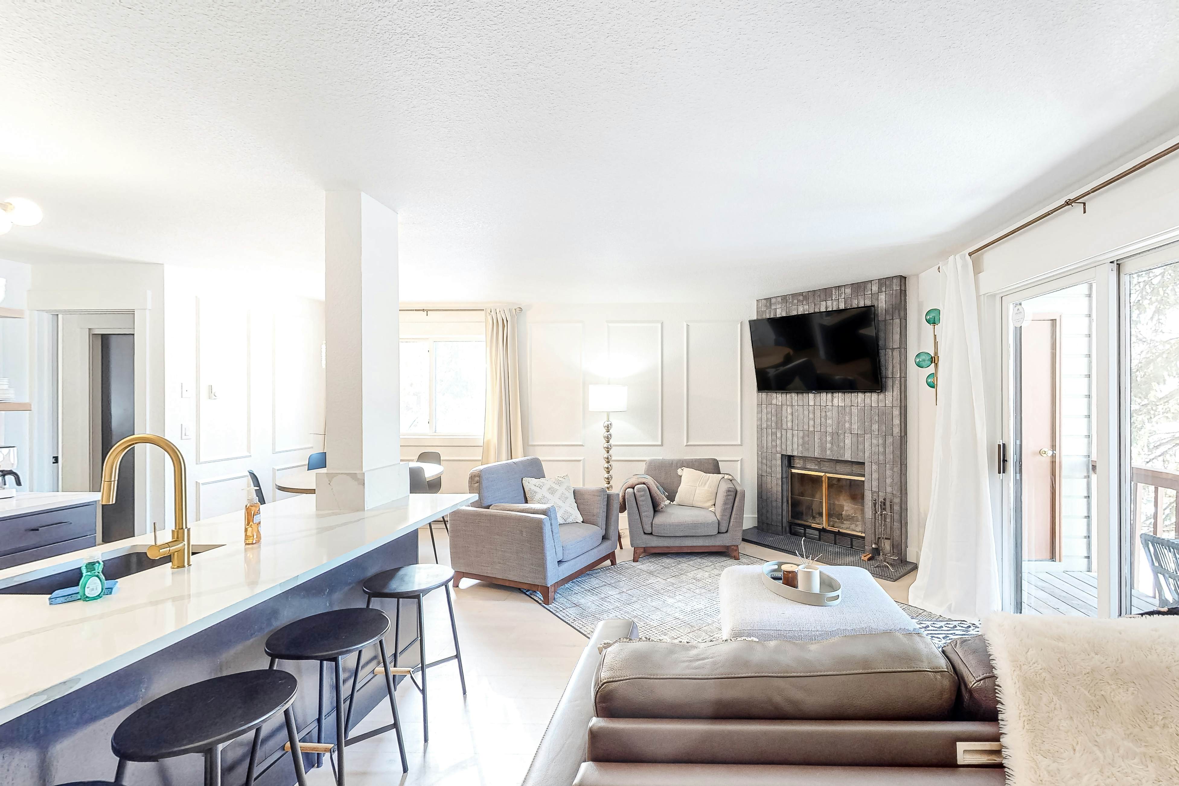 McCall Condo Near Lake | Balcony & Fireplace