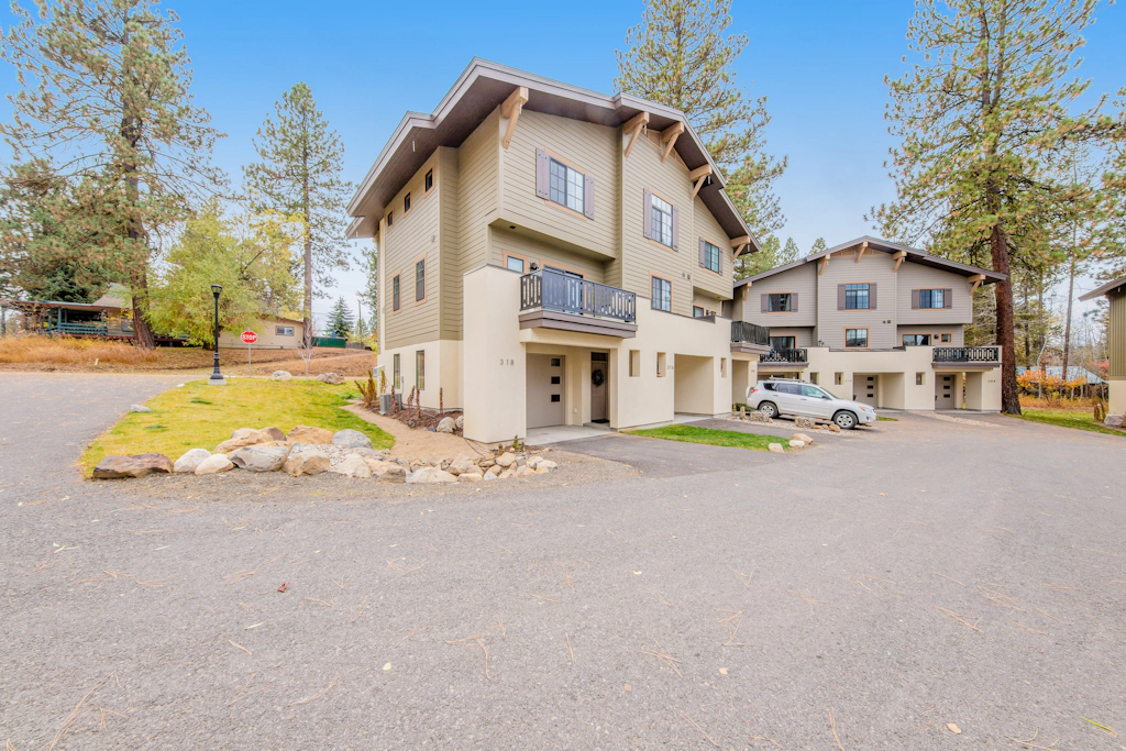 McCall Townhome with EV Charger | Downtown