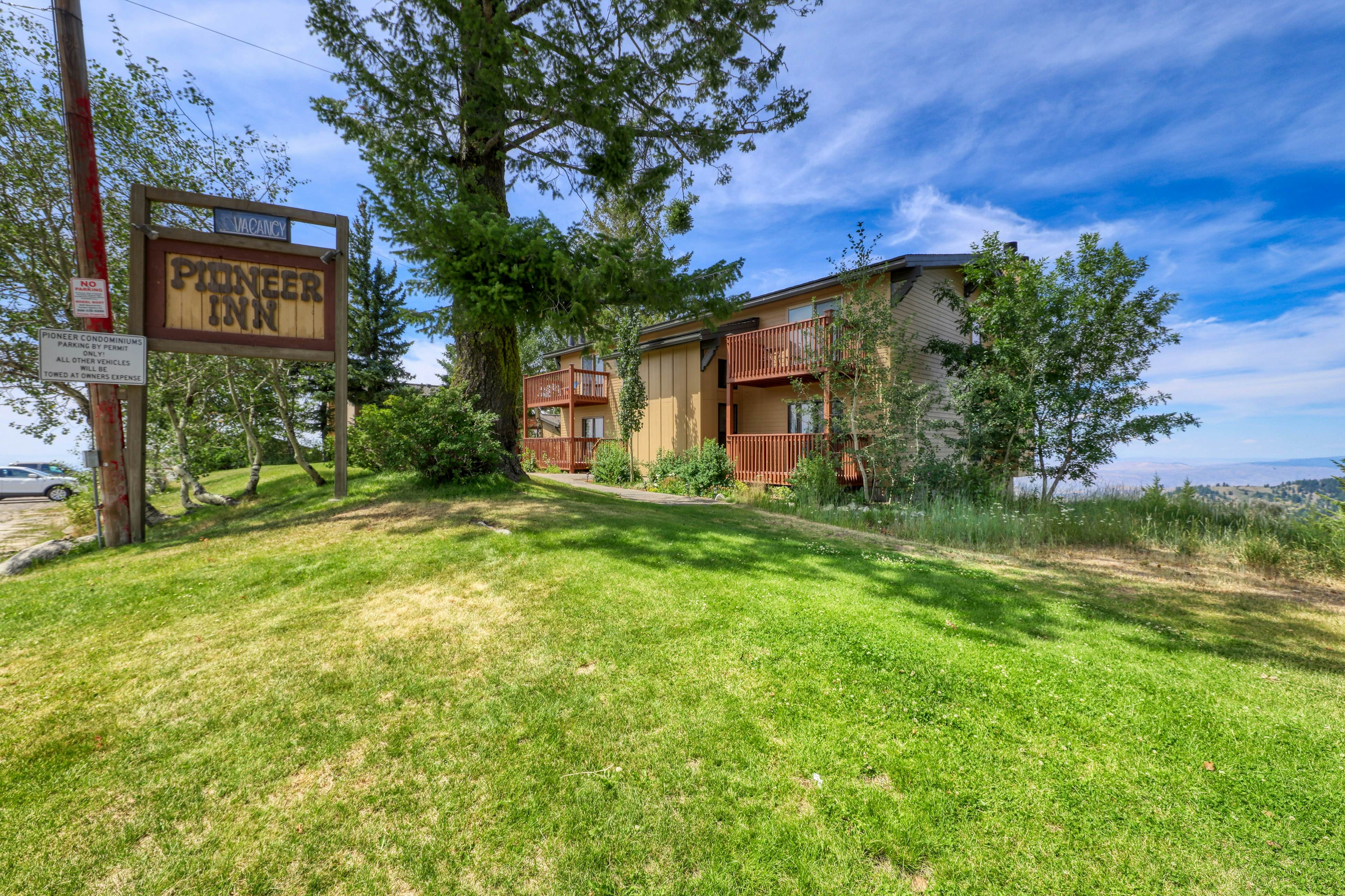Slope-Side Getaway: Deck, Pool Table & Views