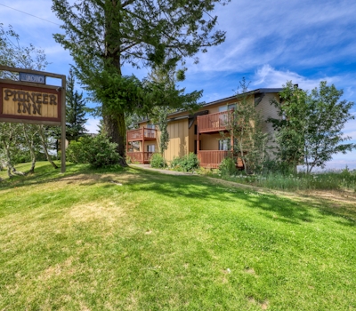 Slope-Side Getaway: Deck, Pool Table & Views