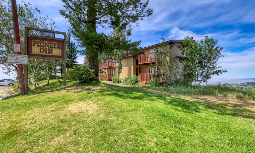 Slope-Side Getaway: Deck, Pool Table & Views