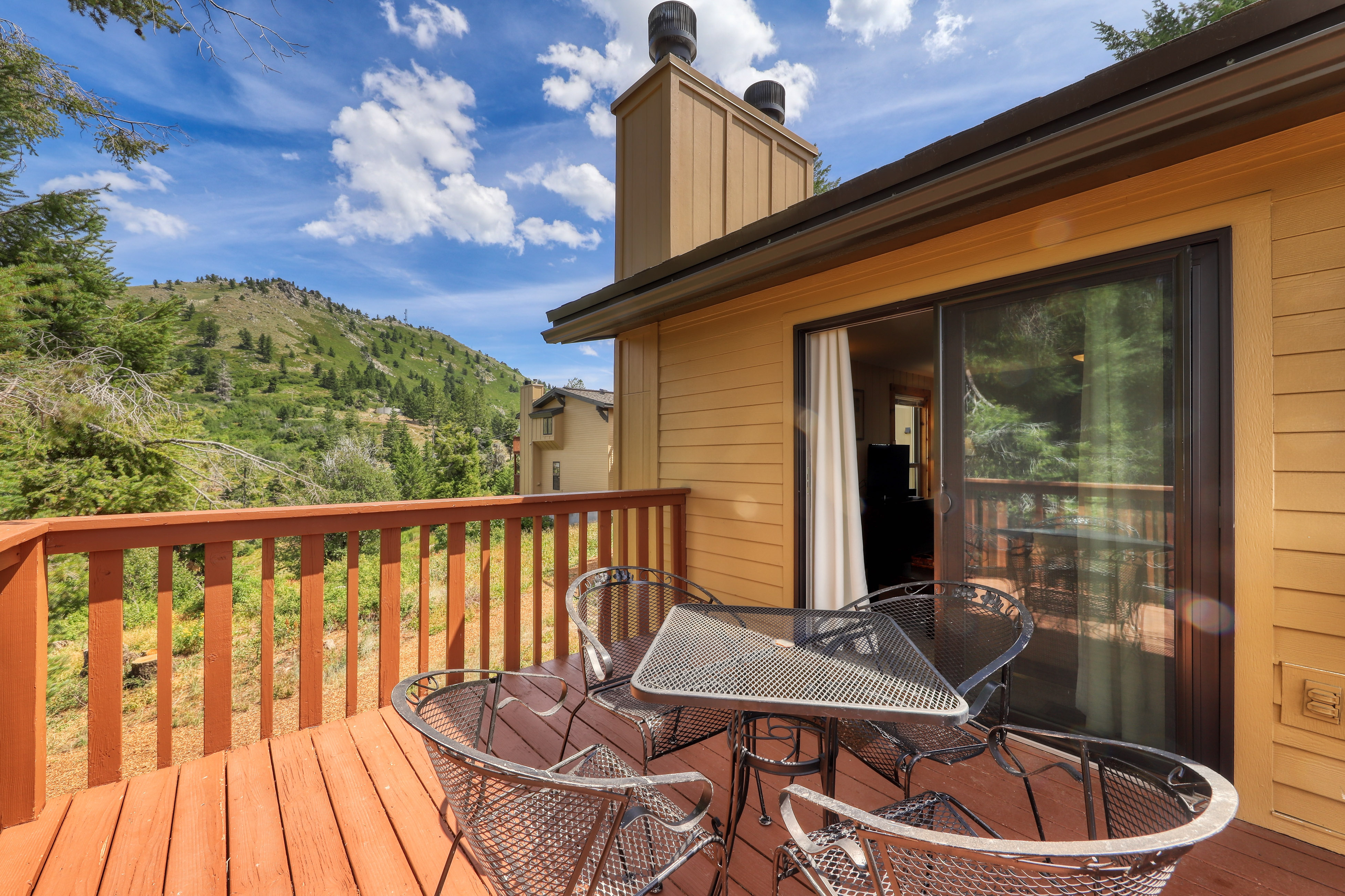 Slope-Side Getaway: Deck, Pool Table & Views