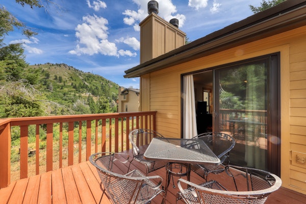 Slope-Side Getaway: Deck, Pool Table & Views