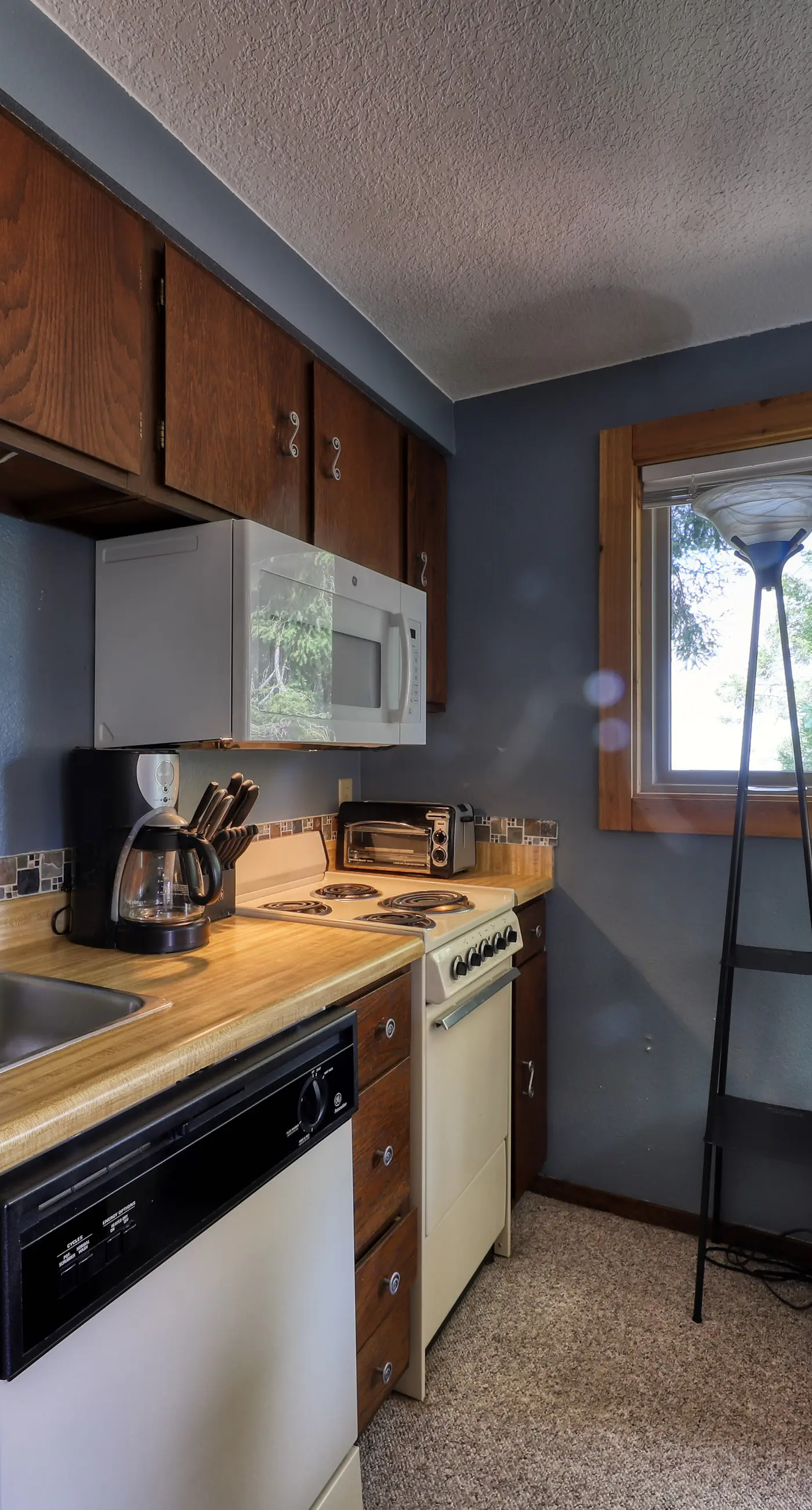 Slope-Side Getaway: Deck, Pool Table & Views