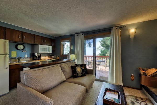 Slope-Side Getaway: Deck, Pool Table & Views