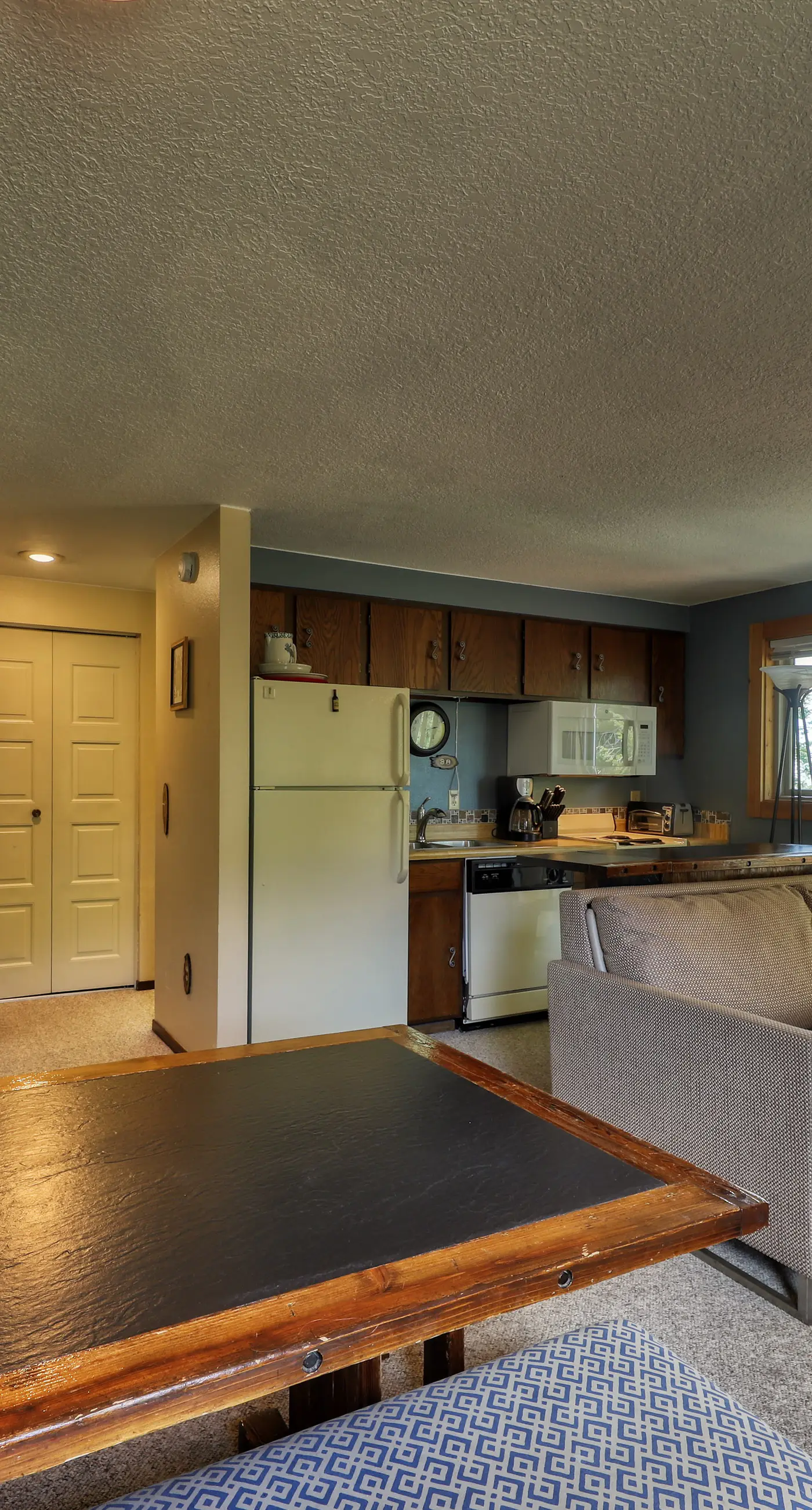 Slope-Side Getaway: Deck, Pool Table & Views