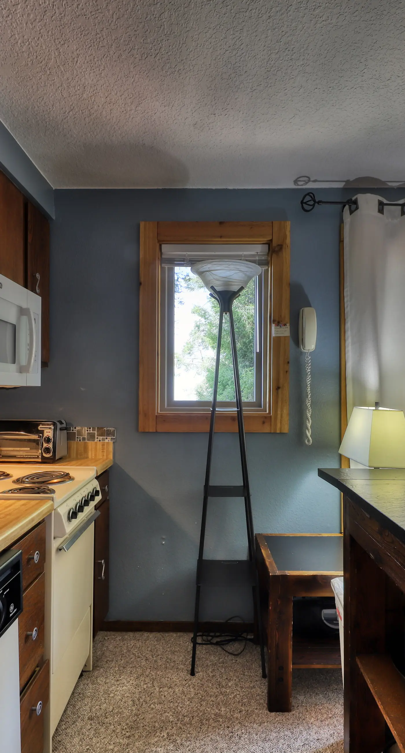 Slope-Side Getaway: Deck, Pool Table & Views