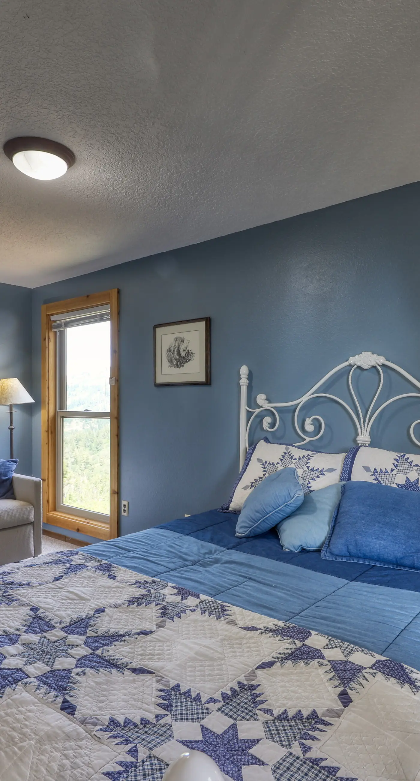 Slope-Side Getaway: Deck, Pool Table & Views