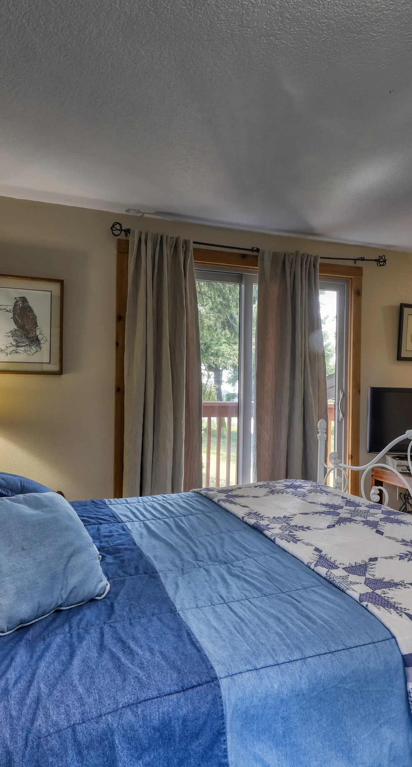 Slope-Side Getaway: Deck, Pool Table & Views