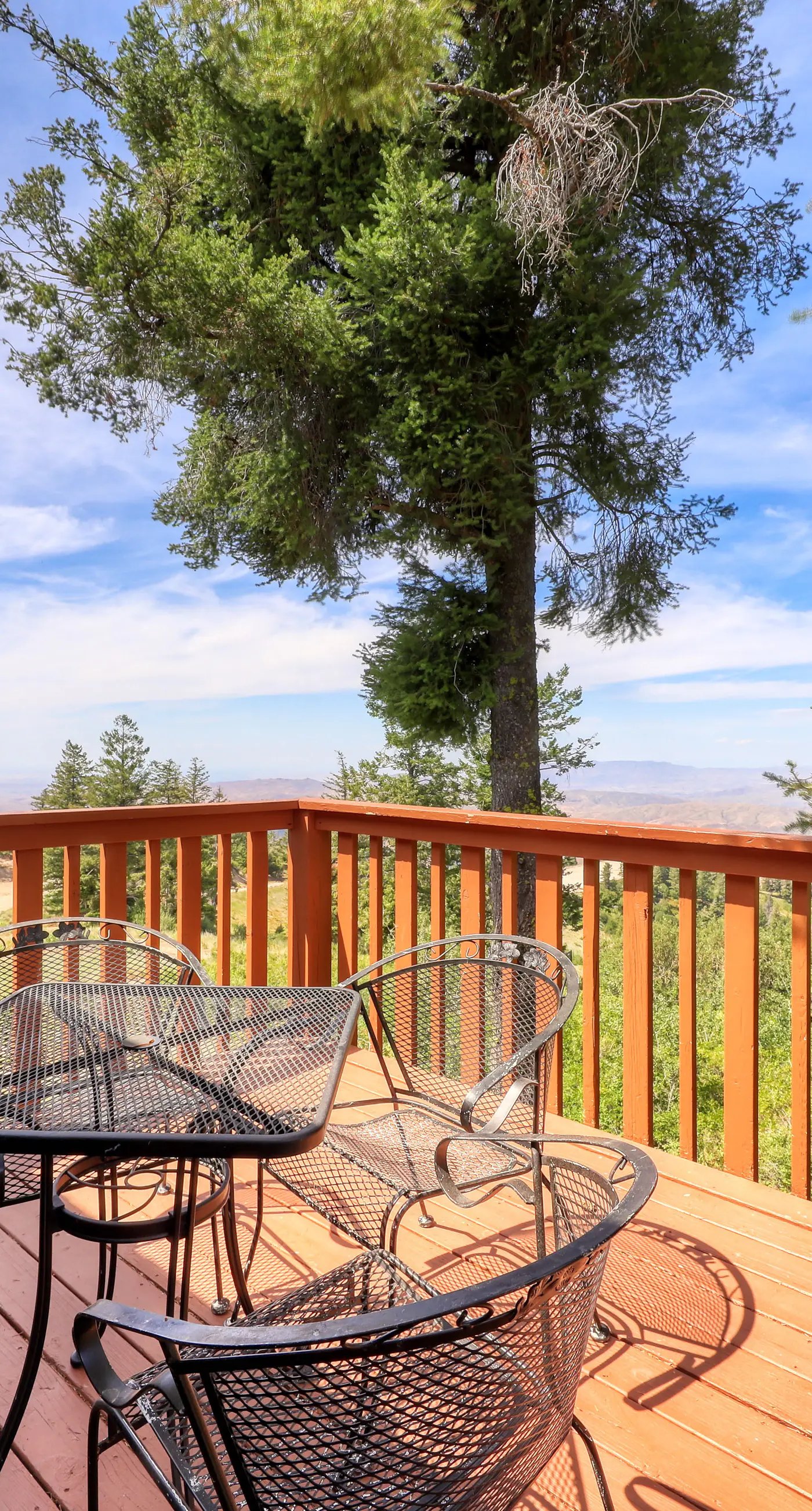 Slope-Side Getaway: Deck, Pool Table & Views