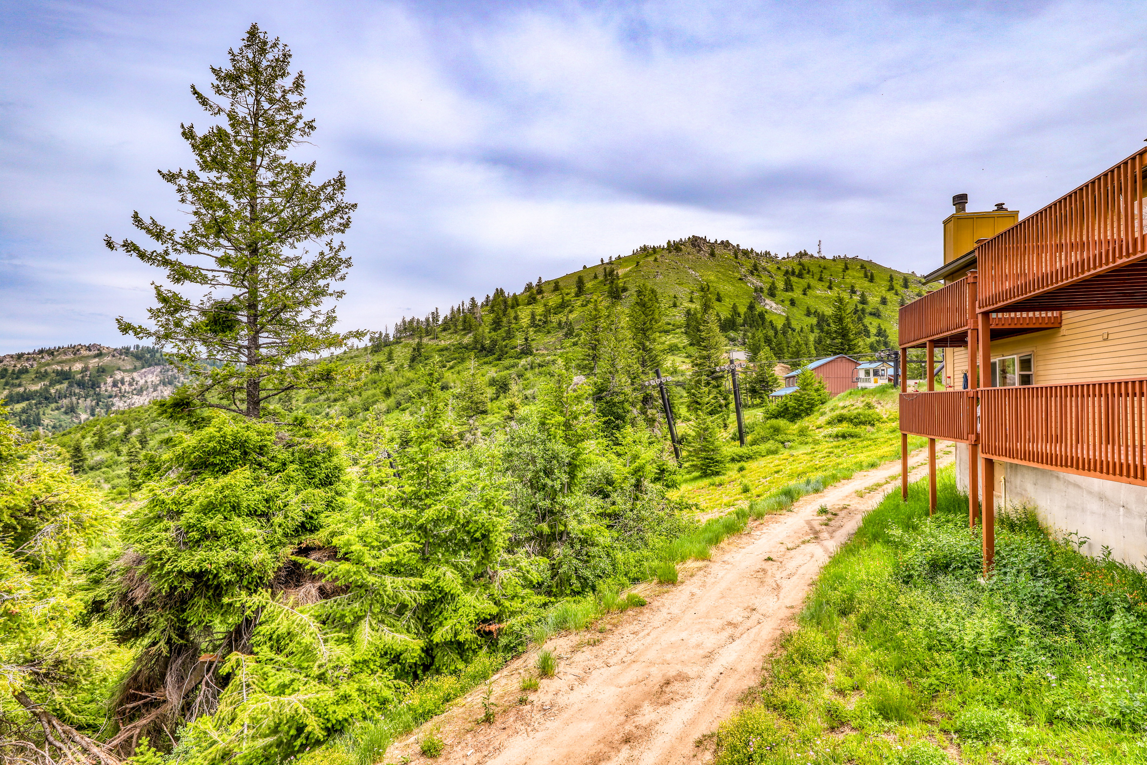 Mountain Retreat: Slope Access & 2 Decks