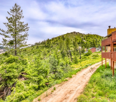 Mountain Retreat: Slope Access & 2 Decks