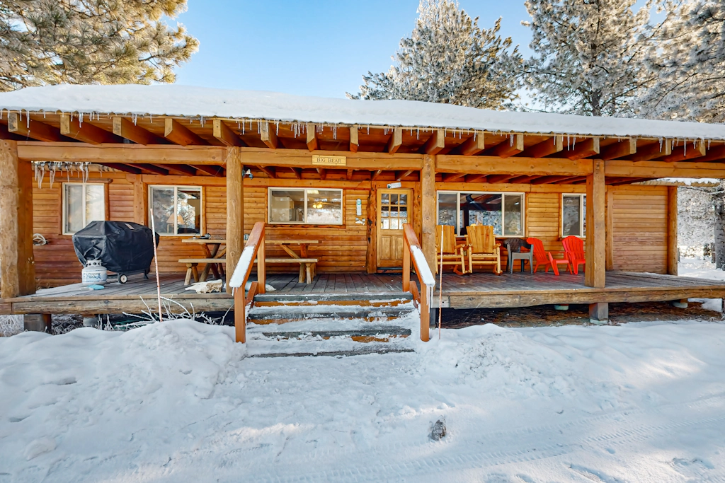 Secluded Cabin River Access & Mountain Views