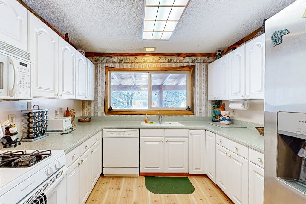 Secluded Cabin River Access & Mountain Views