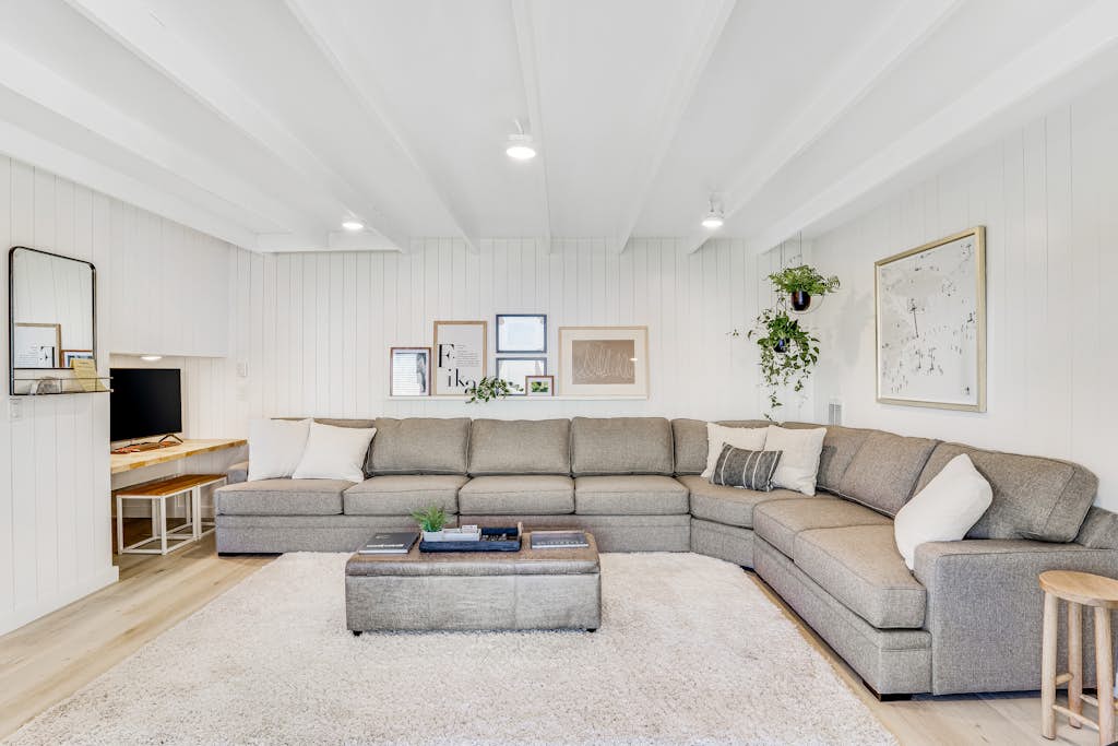 Stay slopeside at this first-floor ski-in/ski-out studio in the heart of Bogus Basin. Perfect for couples, families, or small groups, this mountain retreat offers direct access to the slopes, a cozy wood-burning fireplace, private deck with sweeping Horseshoe Bend Valley views, and flexible sleeping arrangements. Spend the day skiing, hiking, or mountain biking, then relax in the comfort of your mountain getaway just 20 miles from downtown Boise.
