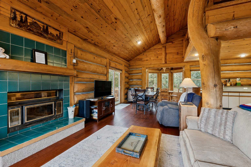 Log Cabin Retreat | Hot Tub, Fire Pit & Near Lake