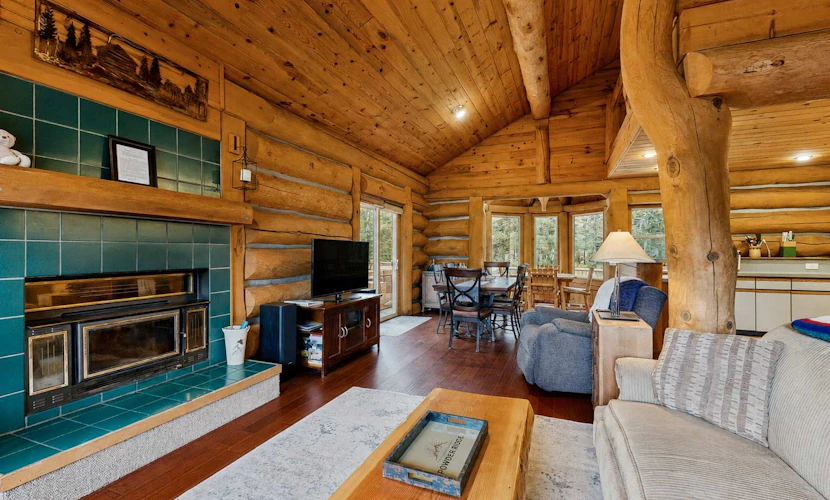 Log Cabin Retreat | Hot Tub, Fire Pit & Near Lake