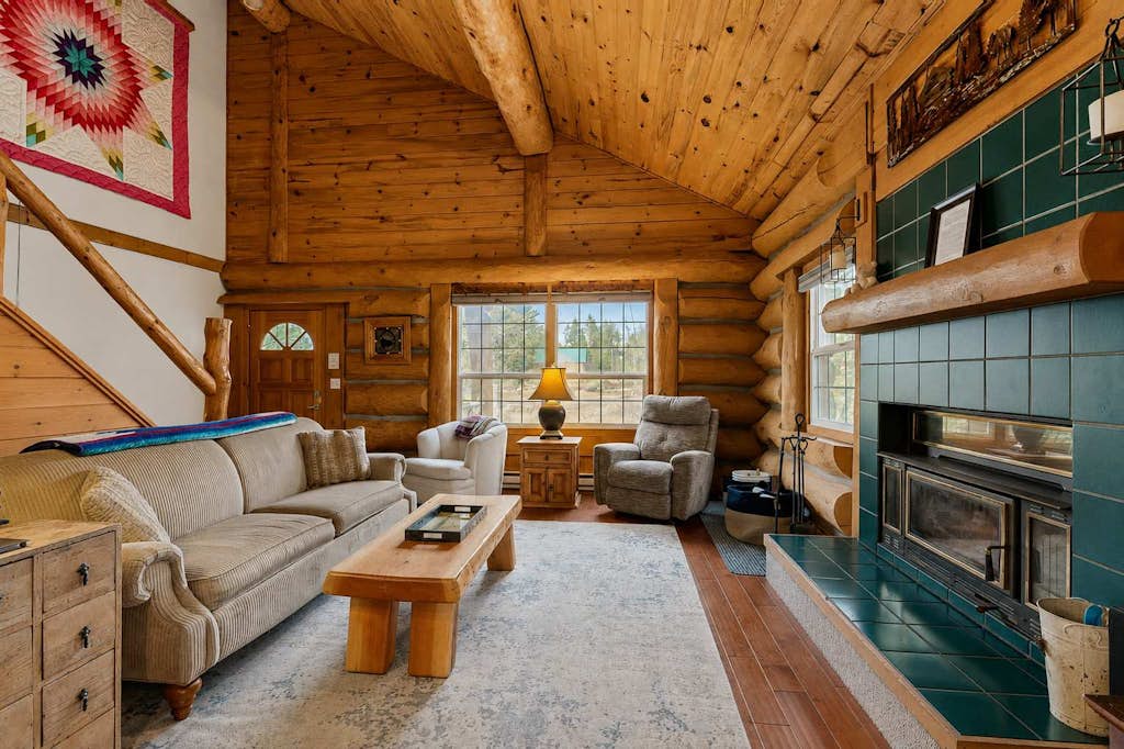 Log Cabin Retreat | Hot Tub, Fire Pit & Near Lake