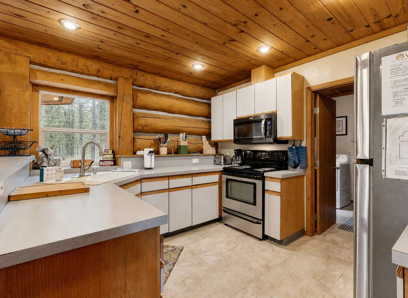 Log Cabin Retreat | Hot Tub, Fire Pit & Near Lake